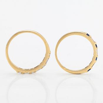 A set of 2 rings made of 18K gold with diamonds ca. 0.39 ct in total and sapphires.