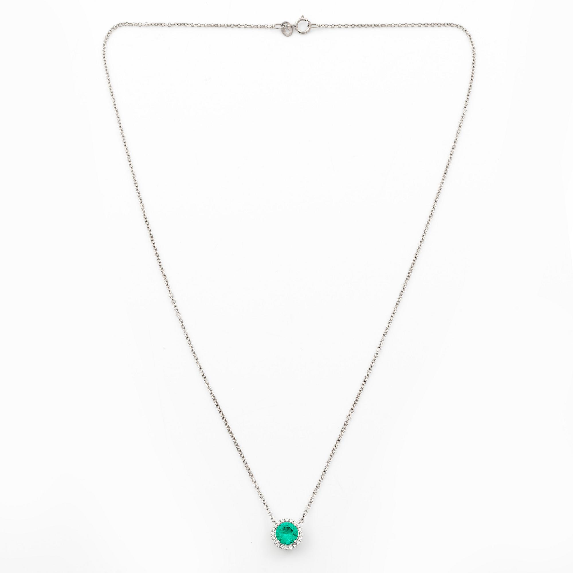 Collier 18K vitguld med syntetisk smaragd och briljantslipade diamanter.