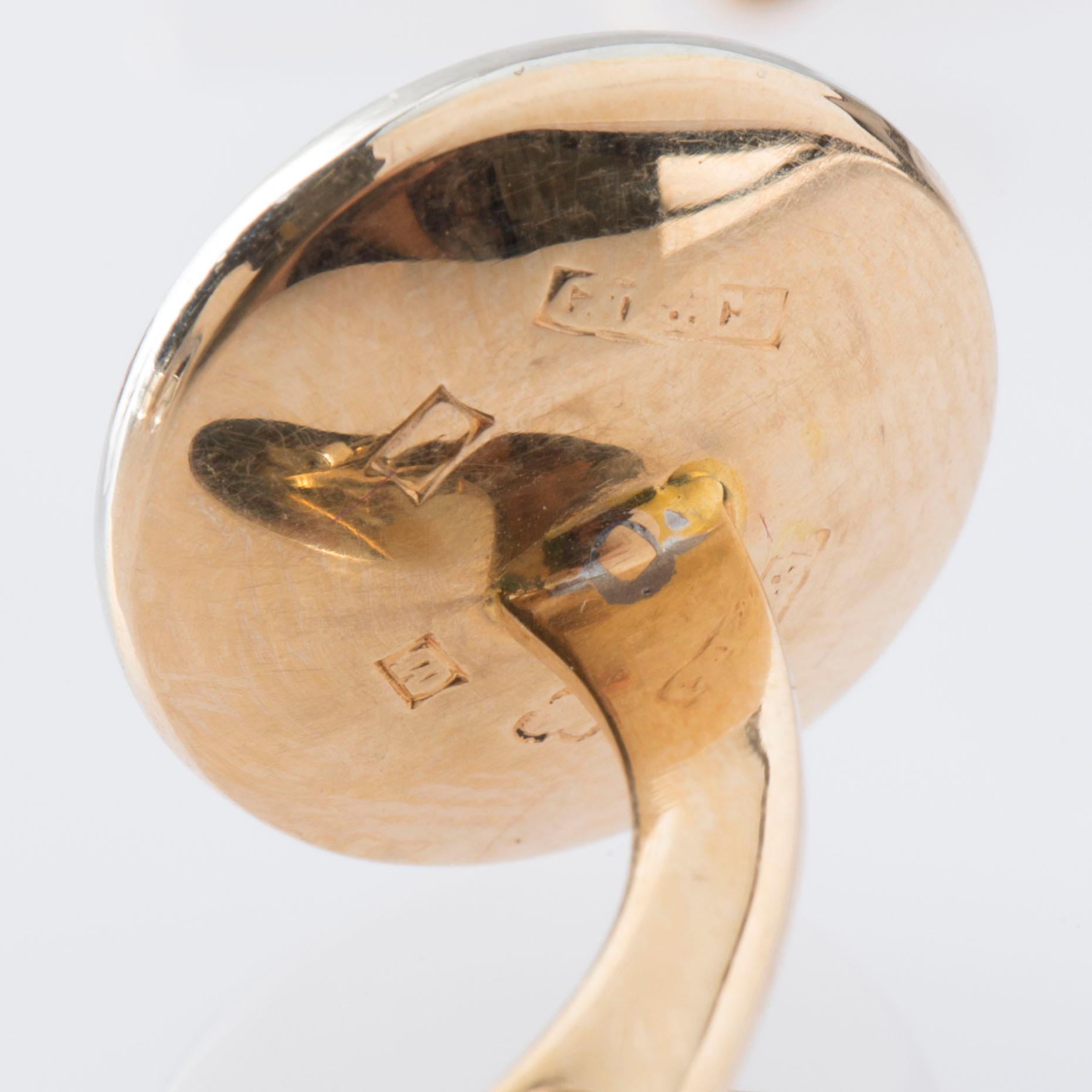 MANSCHETTKNAPPAR SAMT FRACKKNAPPAR, två par, 18K guld, pärlemor samt diamanter. Gustaf Dahlgren & Co, Malmö.