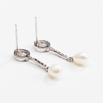 ÖRHÄNGEN, ett par, vitguld 18K, droppformade pärlor, diamanter. Vikt 2,4 g.
