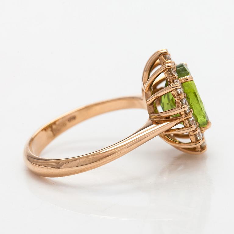 Ring, faceted peridot, diamonds, 18K gold.