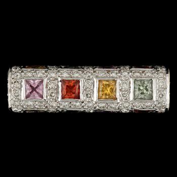 RING, 18k guld med små briljantslipade diamanter och färgade stenar. Vikt ca6g.