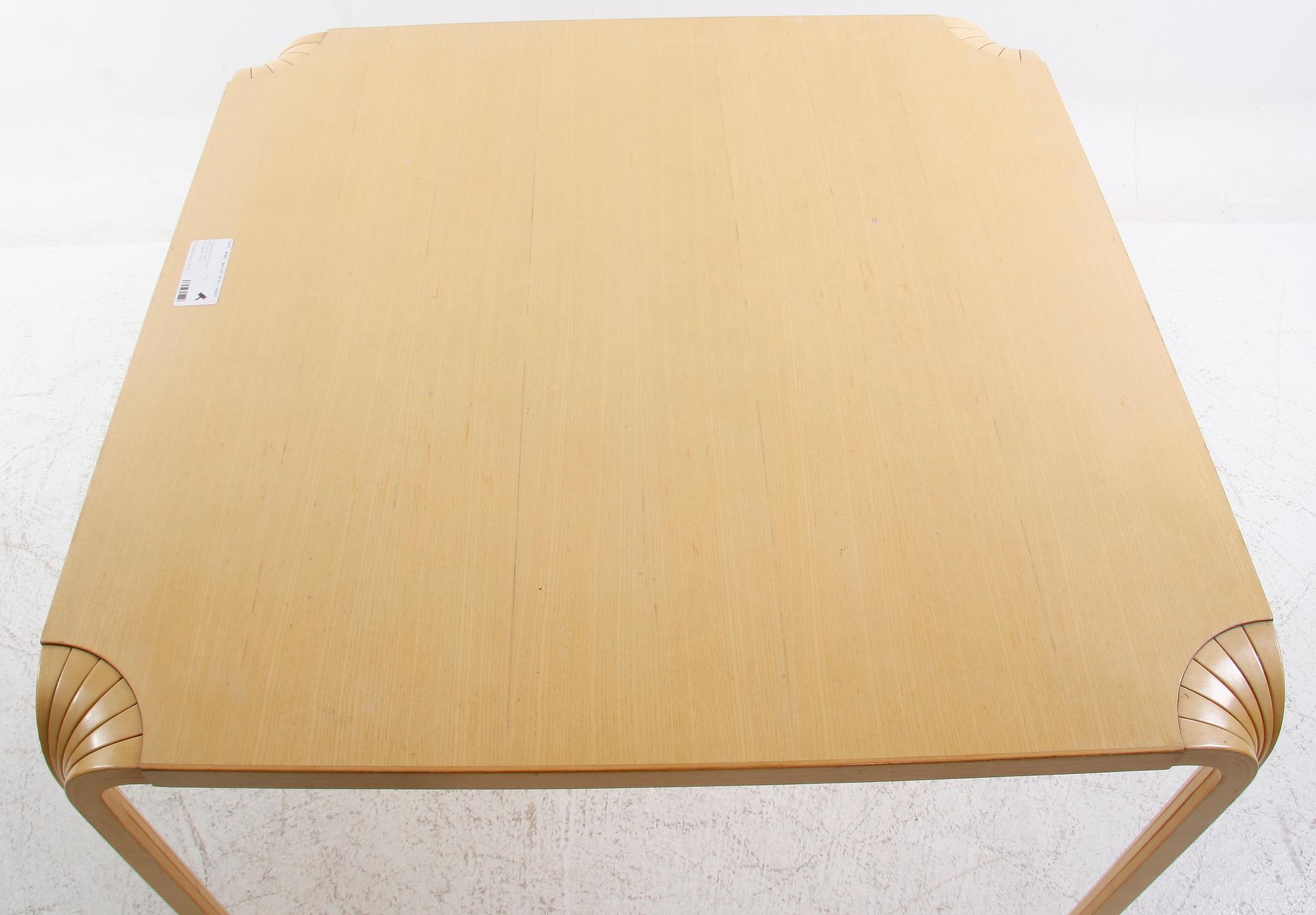 SOFFBORD, Modell X800c, design: Alvar Aalto, Finland.