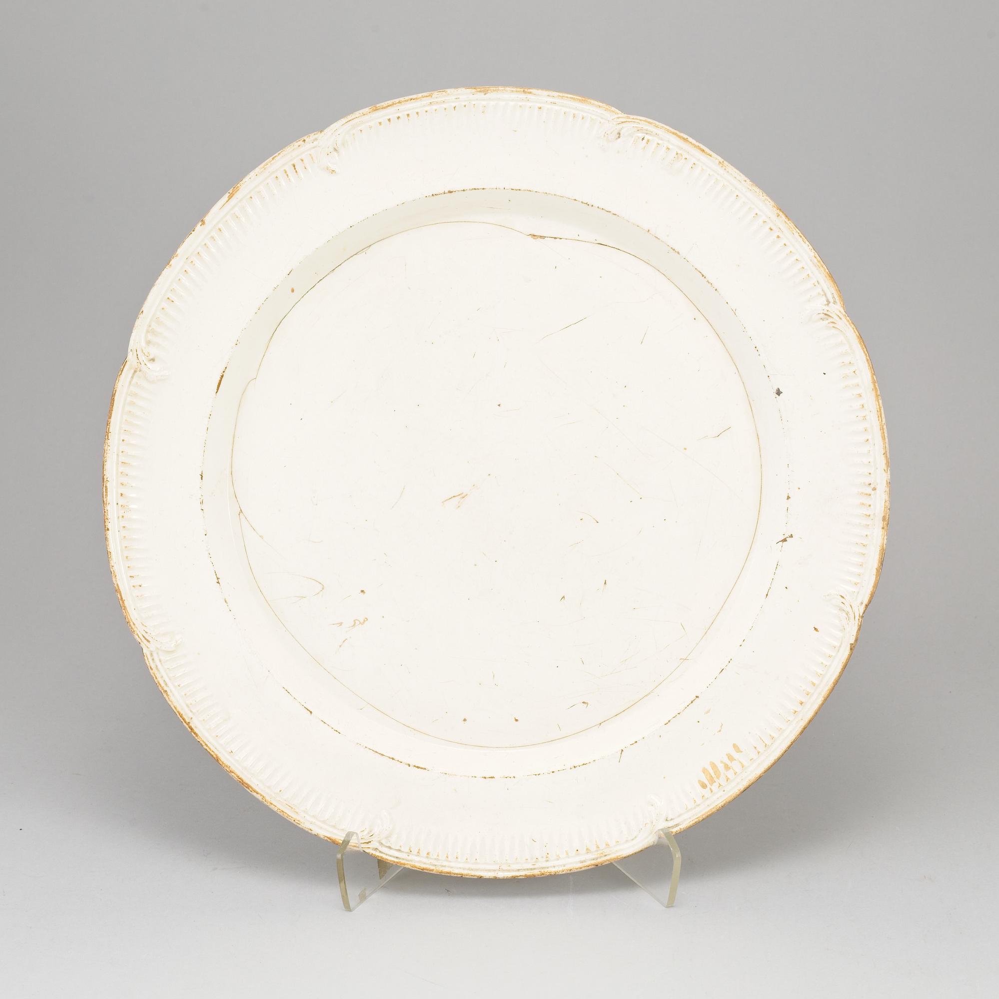 FAT, flintgods. Rörstrand, 1700-talets slut, samt SÅSSNIPA, troligen 1800-tal.
