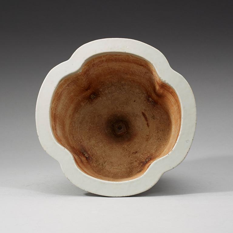 A famille verte flower pot, Qing dynasty, 19th Century.