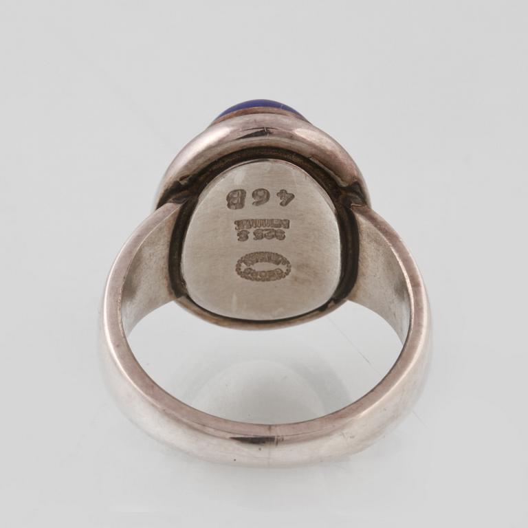 RING, sterlingsilver med cabochonslipad lapis lazuli, Georg Jensen. Vikt 7,1 gram.