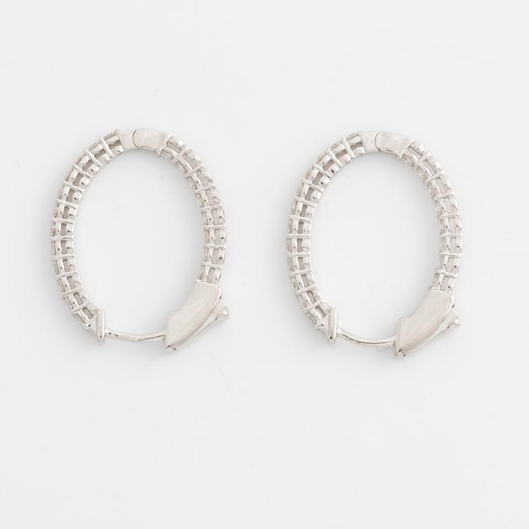 Earrings, creoles, with brilliant-cut diamonds.
