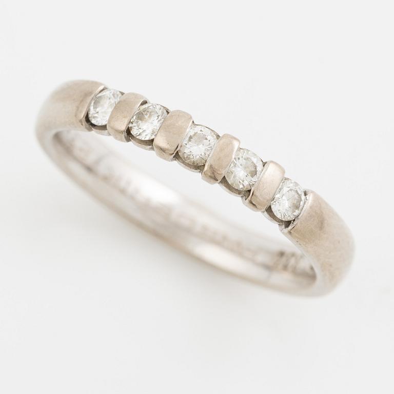 Ring, 14K vitguld med fem briljantslipade diamanter.