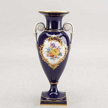 A porcelaine dish and vase from Meissen.