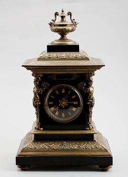BORDSPENDYL, mässing och svart marmor, renässansstil, omkring 1900.