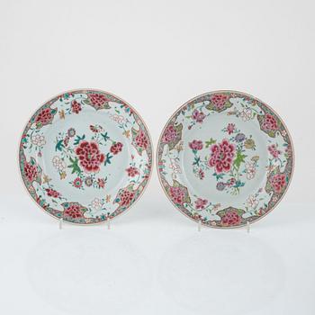 Five Chinese famille rose porcelain dishes,  Qingdynastin, Qianlong (1736-95).