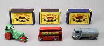 LEKSAKSBILAR, 9 st, matchbox i låda, Lesney, England, 1900-tal.