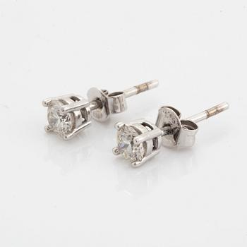 Brilliant-cut diamond stud earrings, total 0,60 ct, with GIA dossier.