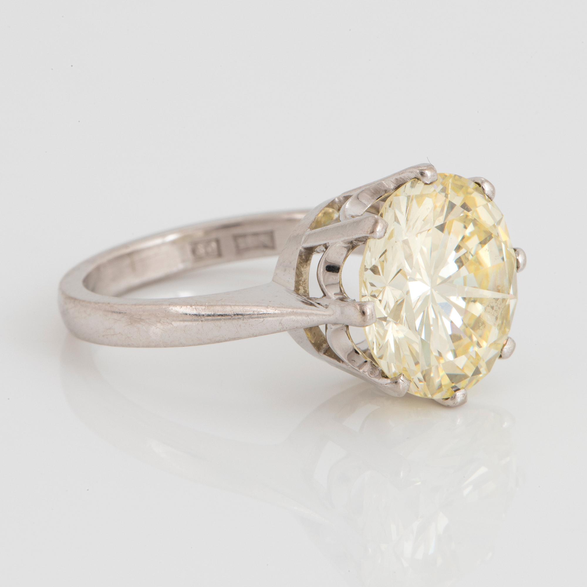 An 18K white gold ring set with a round brilliant-cut diamond ca 6.50 cts quality ca Light Yellow vvvs -vs.