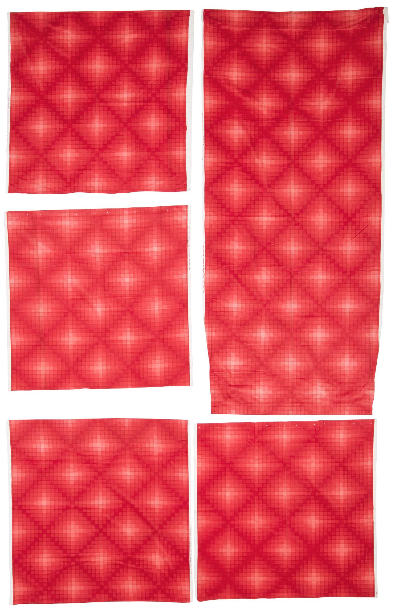 GARDINLÄNGDER, 3 ST., OCH PROVBITAR, 4 ST. Bomullsvelour. Olika ljusröda nyanser och mönster. Verner Panton.