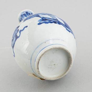 A Chinese blue and white porcelain vase, late Qing dynasty/around 1900.