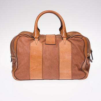 LAUKKU, Burberry.
