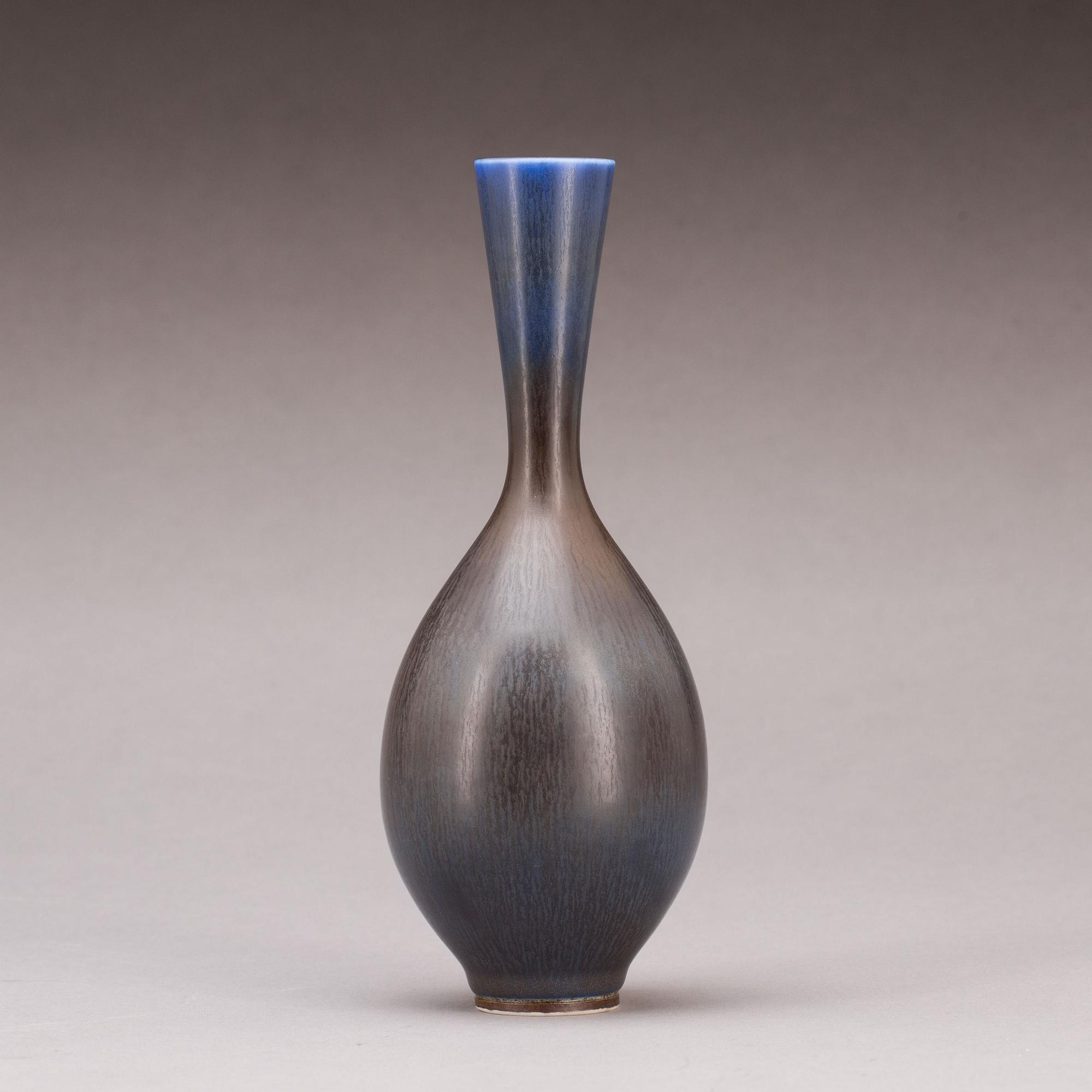 VAS, stengods, signerad Berndt Friberg samt Gustavsbergs studiohand, 1900-talets andra hälft.