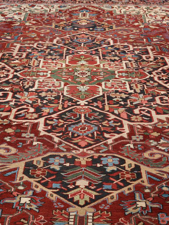 A CARPET, a semi-antique Heriz/Gorovan, ca 441,5 x 356,5 cm.