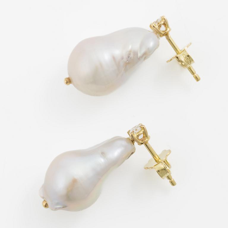 Earrings 18K yellow gold with cultured baroque-shaped freshwater pearls and brilliant-cut diamonds.