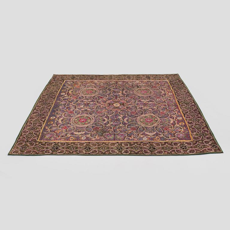 Antikt Rasht-broderi, norra Persien (Iran), omkring år 1900, Ca 145 x 145 cm.
