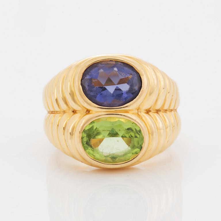 Bulgari, Ring med oval fasettslipad peridot och iolit, 18K guld,  Kvitto medföljer.