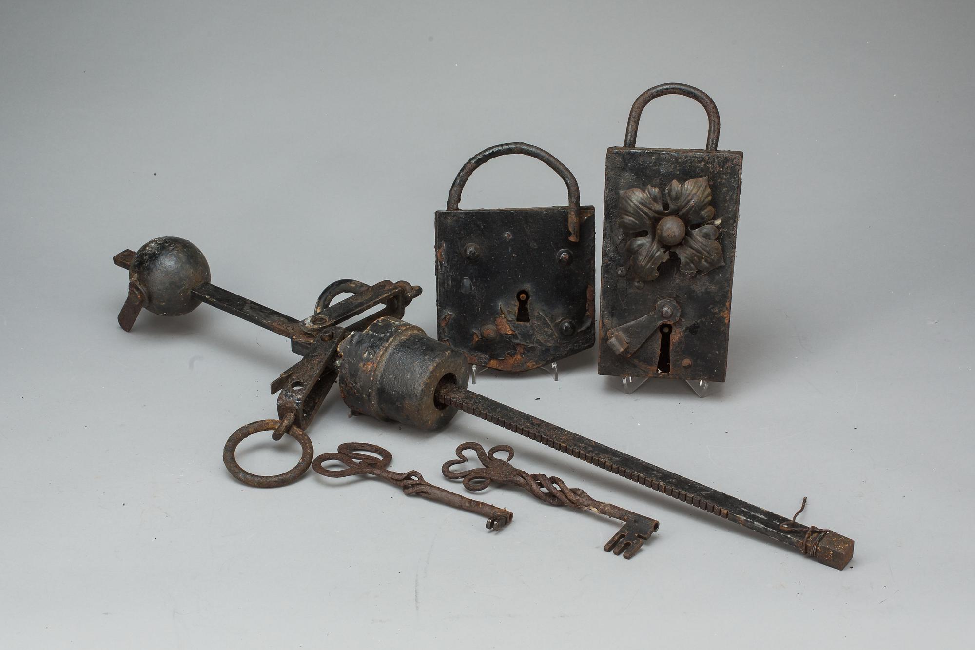 LÅS, 2 st, och BESSMAN, järn.