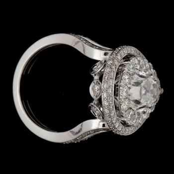 1110. RING med diamanter, mittsten 4.03 ct H/IF, ca 3.00 ct runt om.