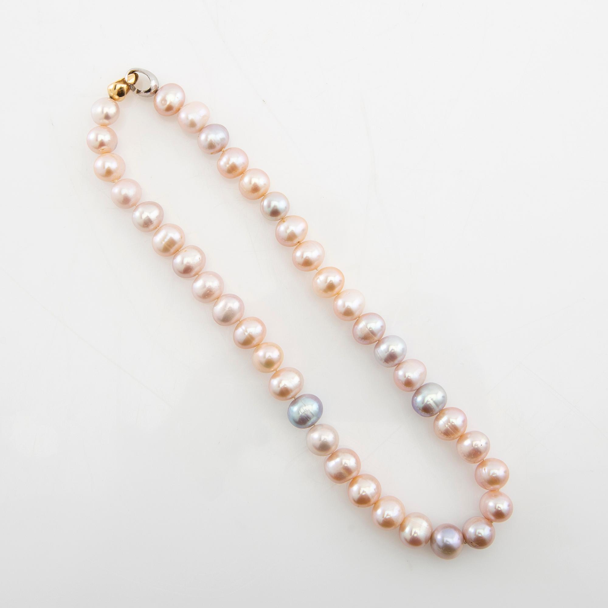 Necklace of cultured freshwater pearls with a clasp in 18K red and white gold from Georg Jensen & Wendel.