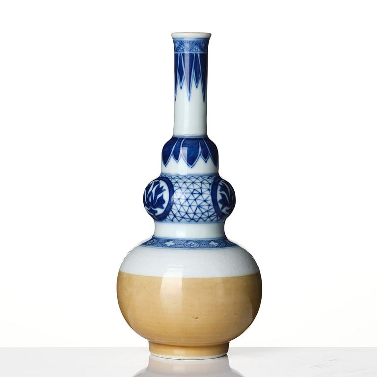 A blue and white vase, Qing dynasty, Kangxi (1662-1722).