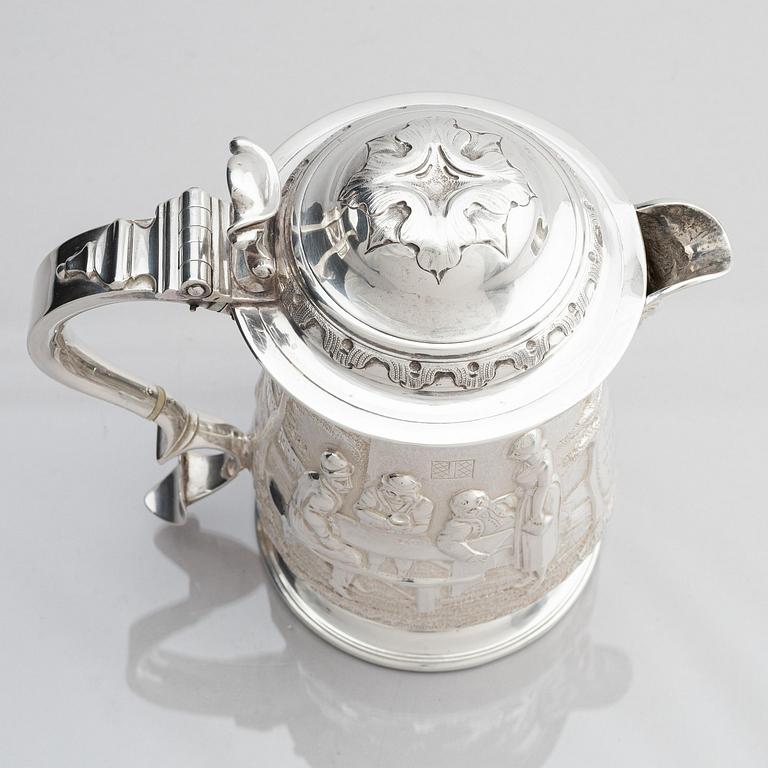 Richard Gurney & Co, dryckeskanna/presentationstrofé med lock, silver, London 1752.