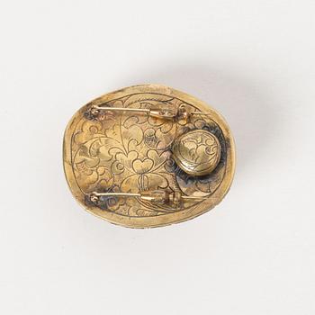 A large belt buckle, gilded copper and hardstone, Qing dynasty.