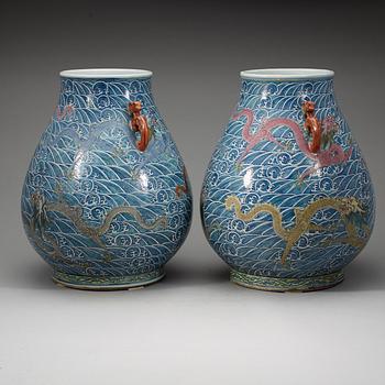 PRAKTURNOR, ett par, porslin. Troligen sen Qingdynasti med Yongzhengs märke.