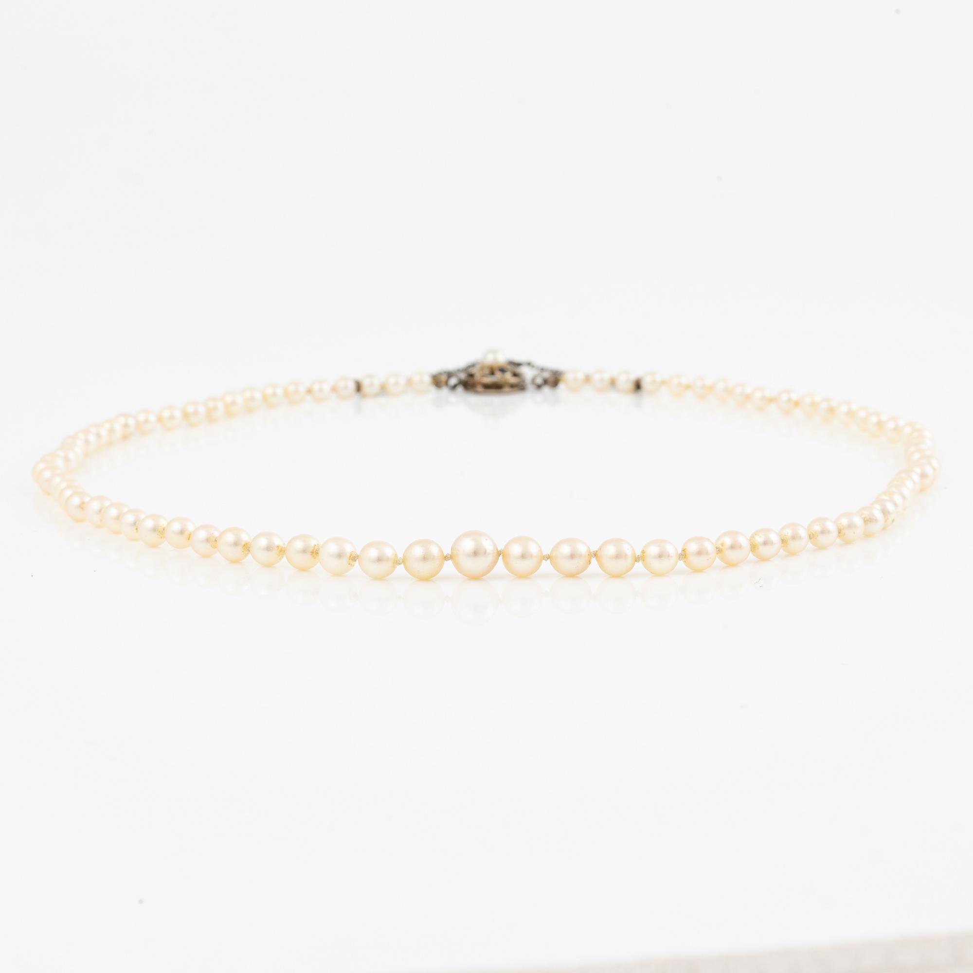 Pearl necklace, with graduated cultured pearls, clasp 18K white gold.