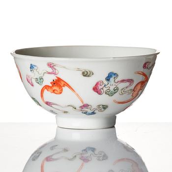 An elegant 'bat' cup, Qing dynasty, with Guangxu mark (1875-1908).