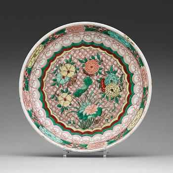 167. A famille verte dish, Qing dynasty, Kangxi (1662-1722).