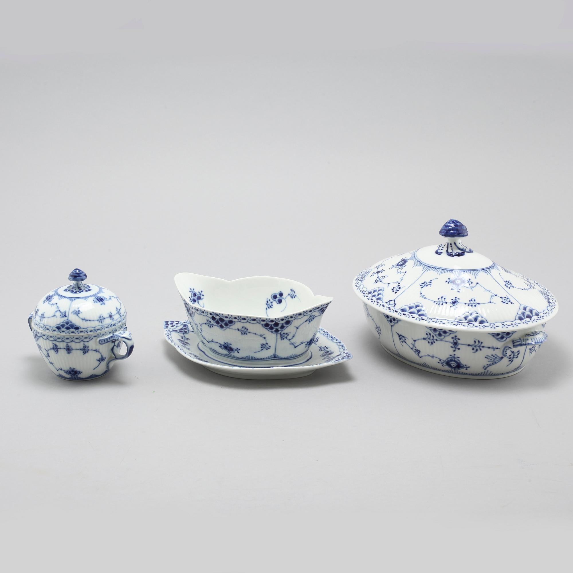 63 pieces of porcelain tableware from Royal Copenhagen, model "Musselmalet", second half of the 20th century.