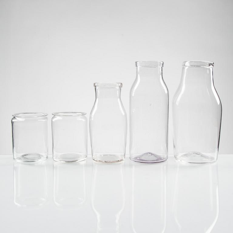 FLASKOR OCH BURKAR, 6 st. Glas, 1800-talets andra hälft.