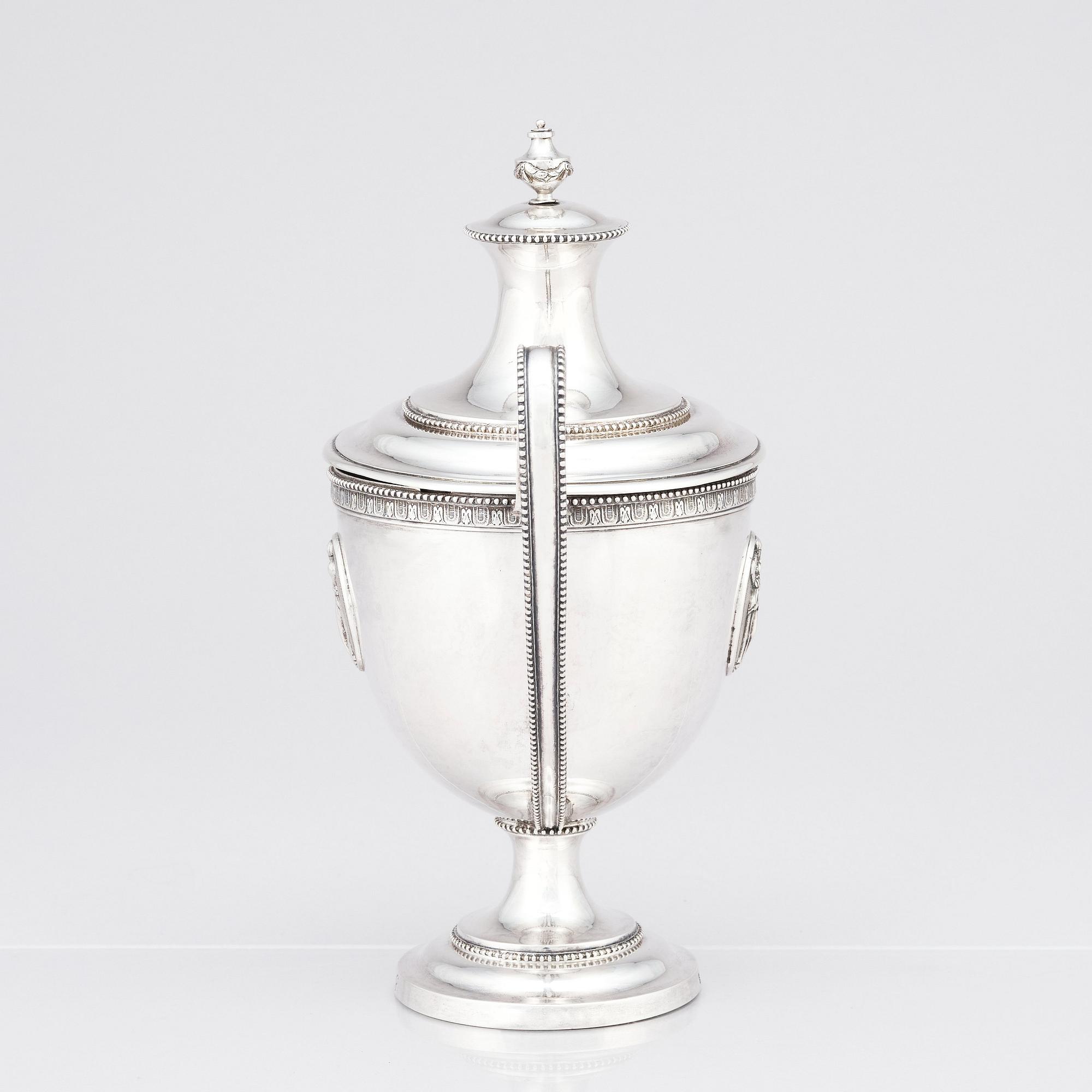 Johan Schvart, sockerskål med lock, silver, Karlskrona 1791. Strösked, silver. Gustaf Möllenborg, Stockholm 1892.