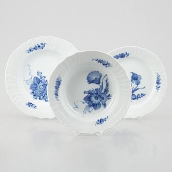 A 40 pieces porcelain service "Blå blomst", Royal Copenhagen, Denmark.