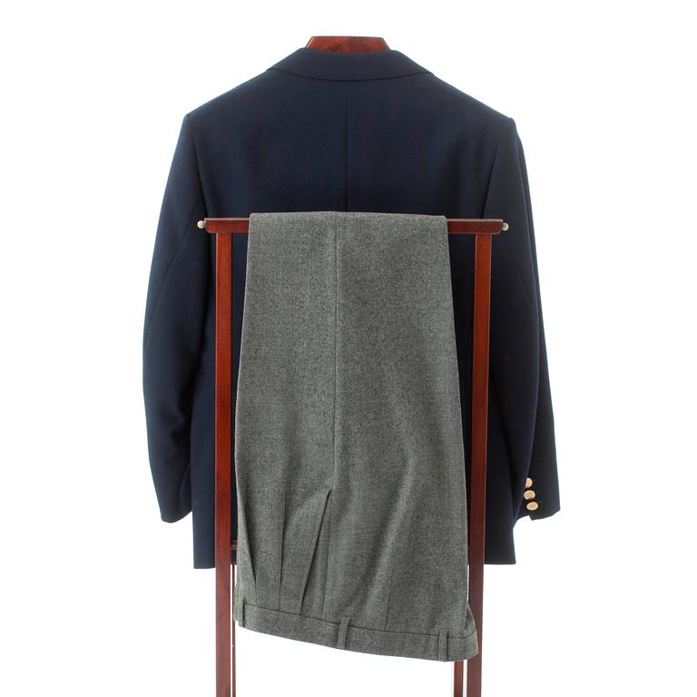 GÖTRICH, a dark blue club blazer and grey wool pants.