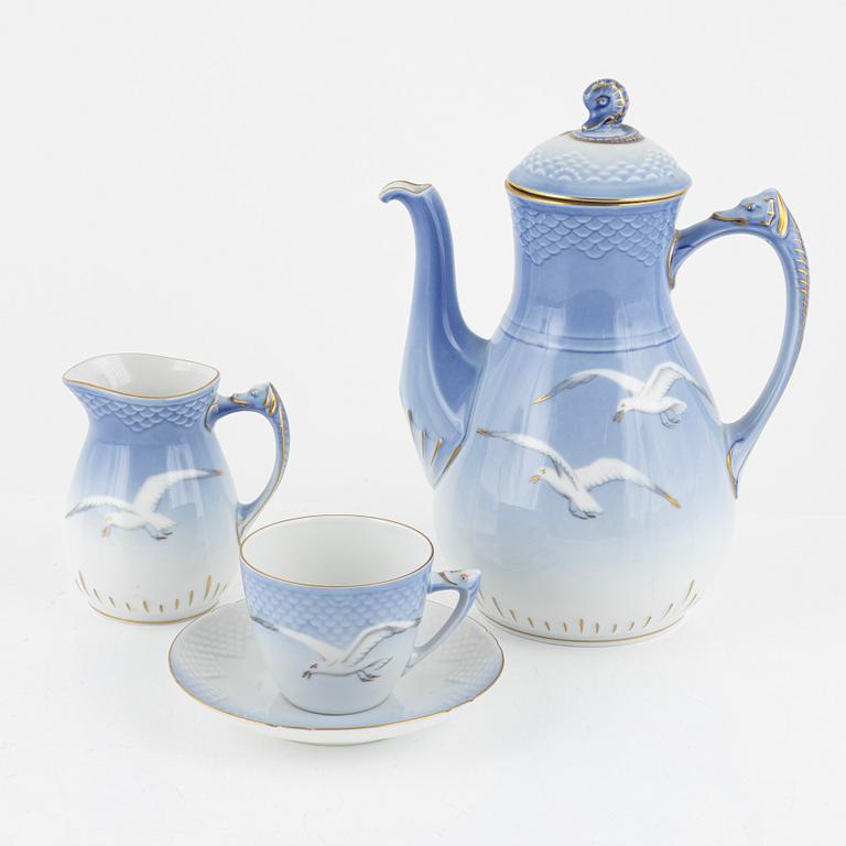 Matservis, ca 97 delar, porslin, "Blå Måsen", Bing & Grøndahl samt Royal Copenhagen, Danmark.