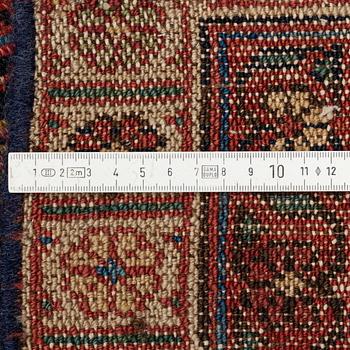 An antique runner carpet, approx. 400 x 93 cm.