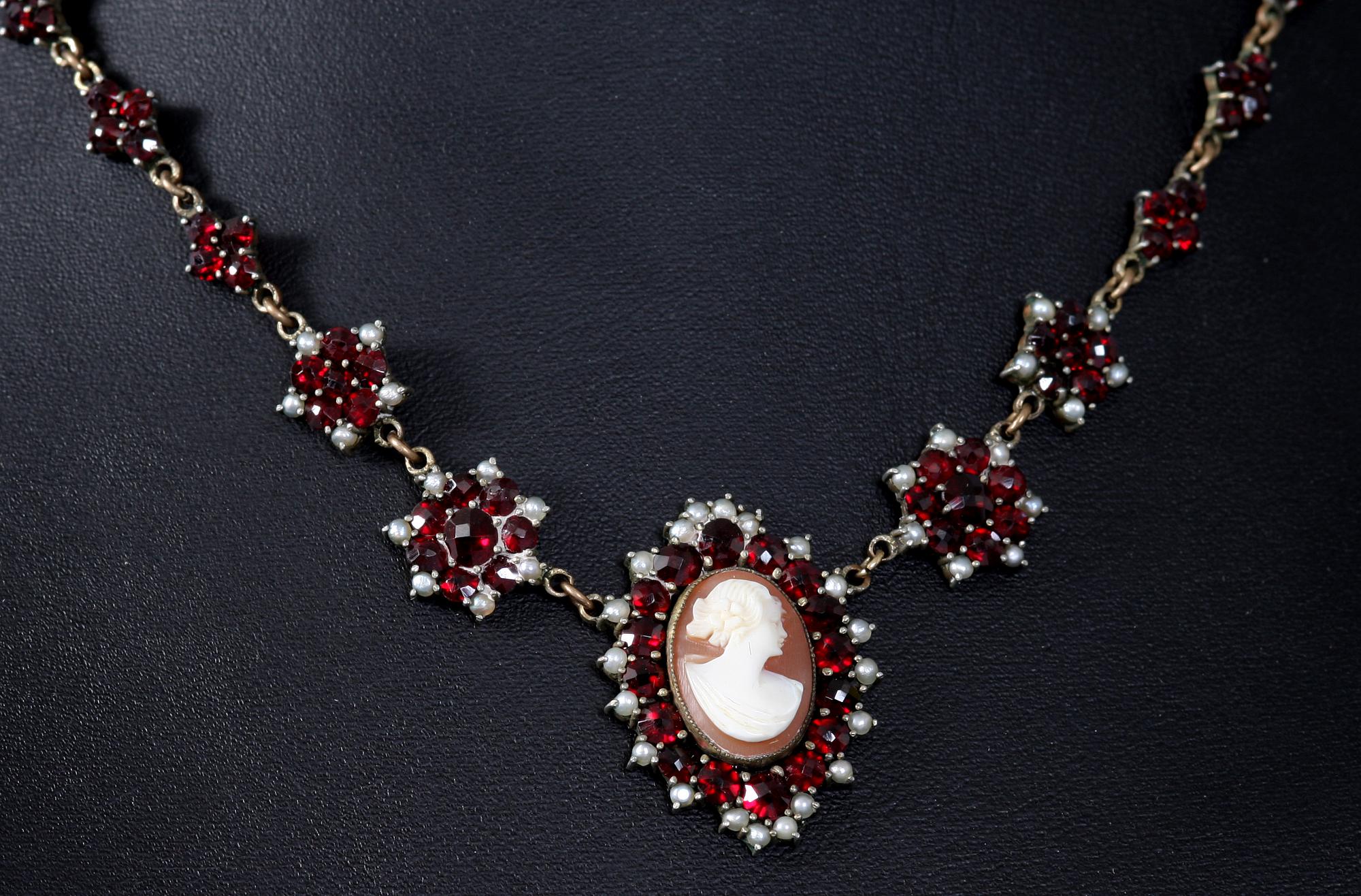 HALSBAND, granater, camé samt pärlor. 1900-talets första hälft.