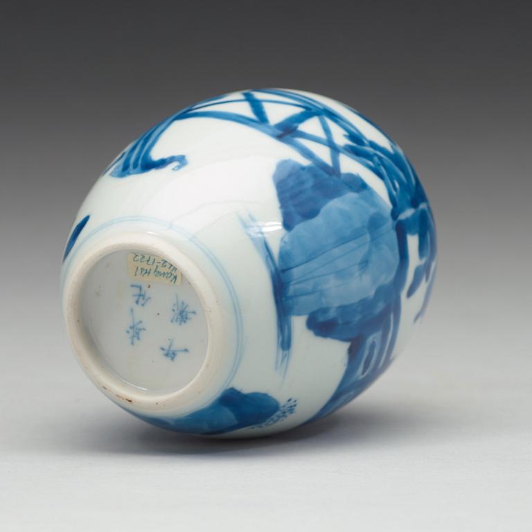 A blue and white tea caddy, Qing dynasty, Kangxi (1662-1722).