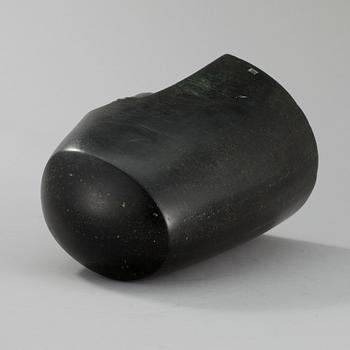 OKÄND KONSTNÄR, skulptur, bowenit, mässing, monogramsignering, 1980-tal.