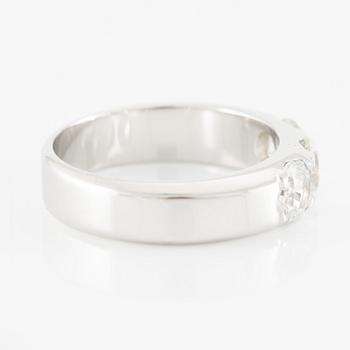 Ring 14K vitguld med tre vita safirer.