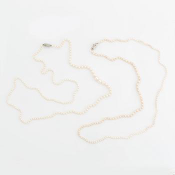 WA Bolin två collier odlade pärlor lås 18K vitguld med runda briljantslipade diamanter och rubiner.