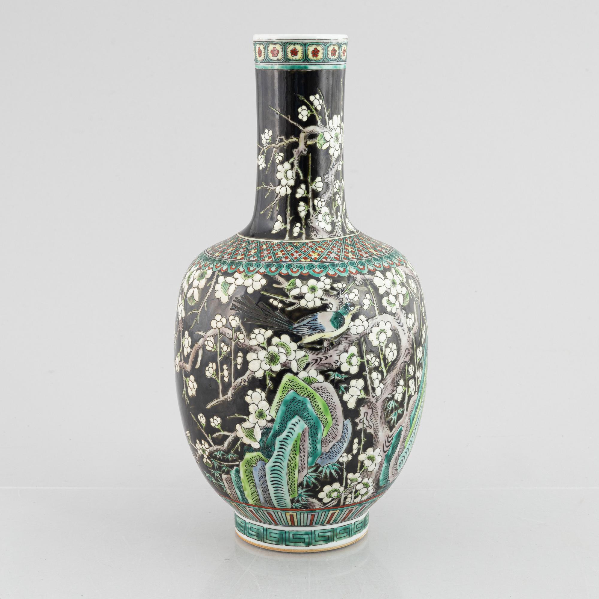 A Chinese famille noir porcelain vase, late Qing dynasty / early 20th century.