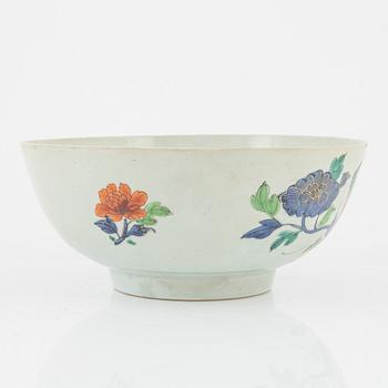 A famille rose bowl, Qing dynasty, Qianlong (1736-95).